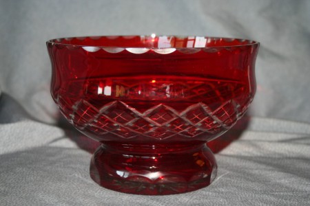 Centro mesa com pedestal de cor ruby em cristal russo do tempo da URSS da marca Badash